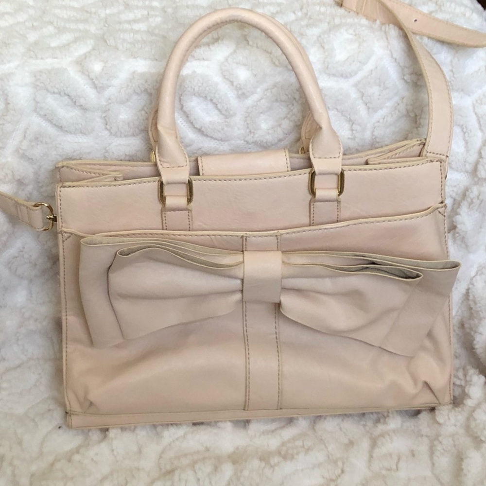 Good sized purse with large bow accent